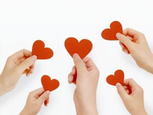 ハートが５つ持たれている様子