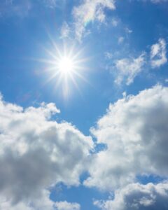 紫外線が青空から降り注ぐ様子