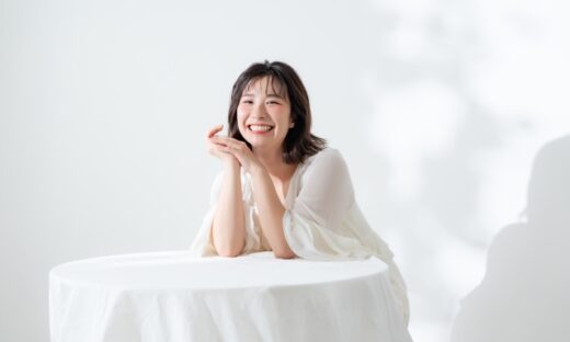 光をあびたおはだがつややかな女性