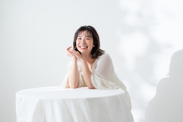 光をあびたおはだがつややかな女性