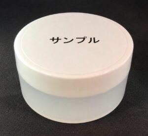 ジェルシートパックの白い容器の天面にサンプルと書かれたシールが貼られている