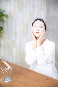 フェイスマスクをする女性