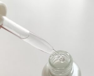 美容液をボトルからスポイトで取り出している様子