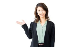 右手で案内をする女性