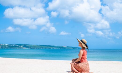 バリ島の浜辺に座る女性