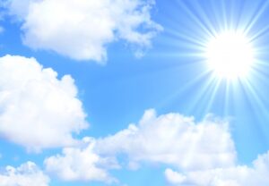 夏の太陽が眩しく輝く様子