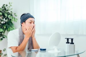 スキンケアをする男性