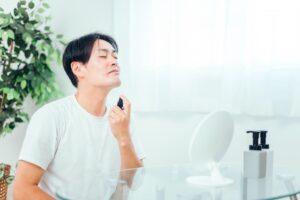 化粧水をする男性