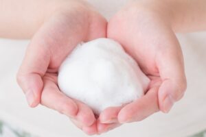 洗顔の泡を手に載せている様子