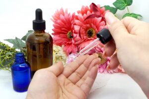 お花の前でスポイトで美容液を手に取っている様子