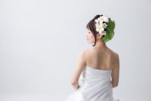 白いドレスを来た美容を連想する女性の後ろ姿