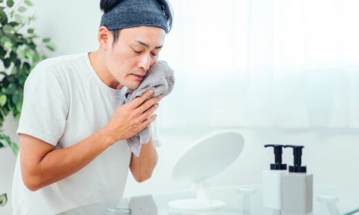 タオルドライをする男性