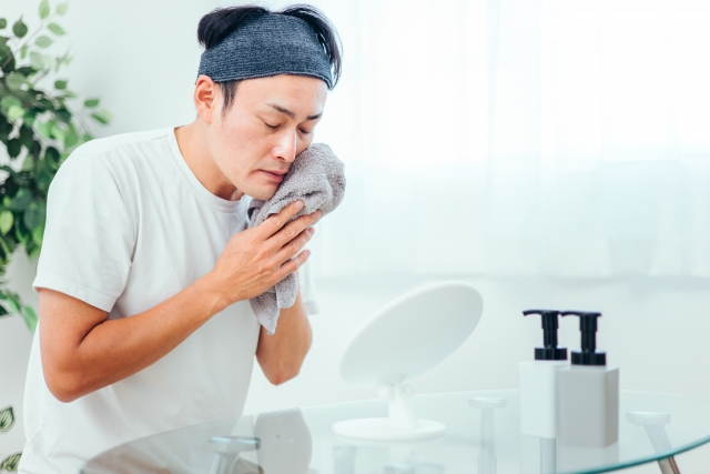 タオルドライをする男性