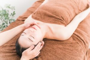 エステサロンでフェイシャルエステを受ける女性