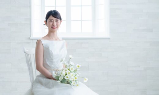 ウェディングドレスを着て椅子に座る女性