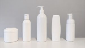 白い化粧品のボトルが並ぶ様子
